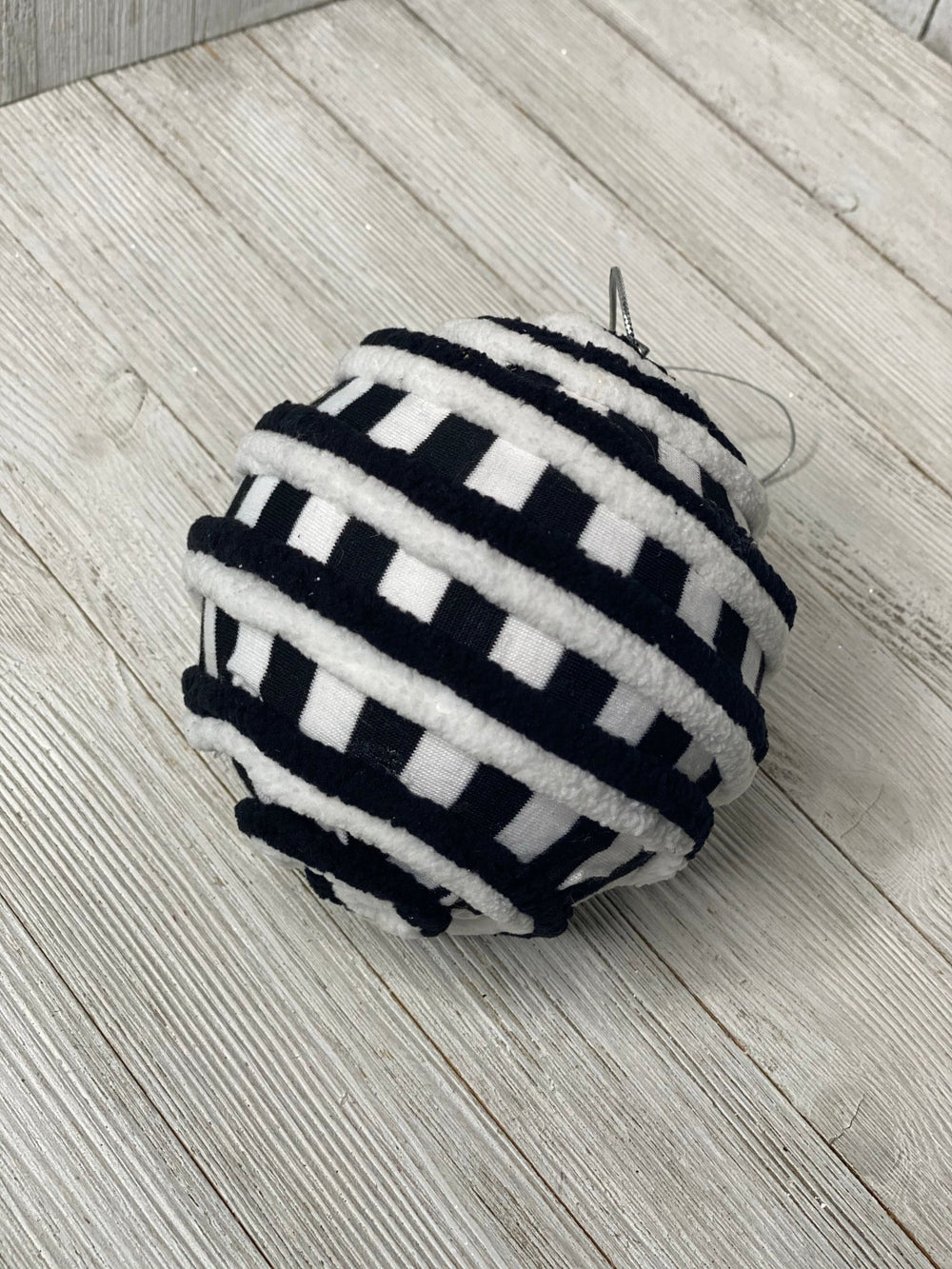 Ball ornaments black and white - Greenery MarketOrnaments84759BA4