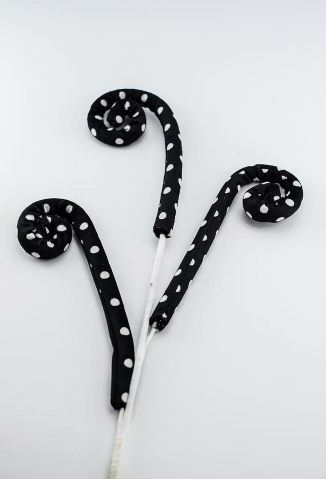 Black and white polkadot curly spray - Greenery MarketPicks62376BKWT