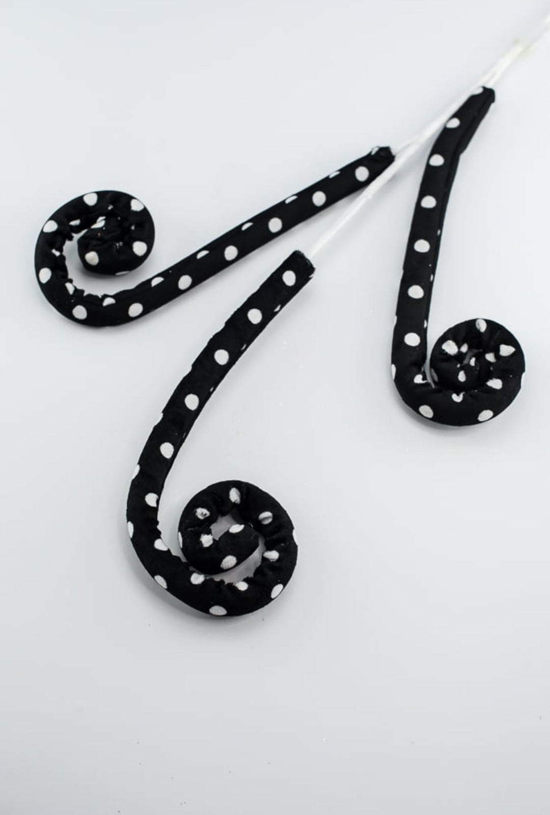 Black and white polkadot curly spray - Greenery MarketPicks62376BKWT